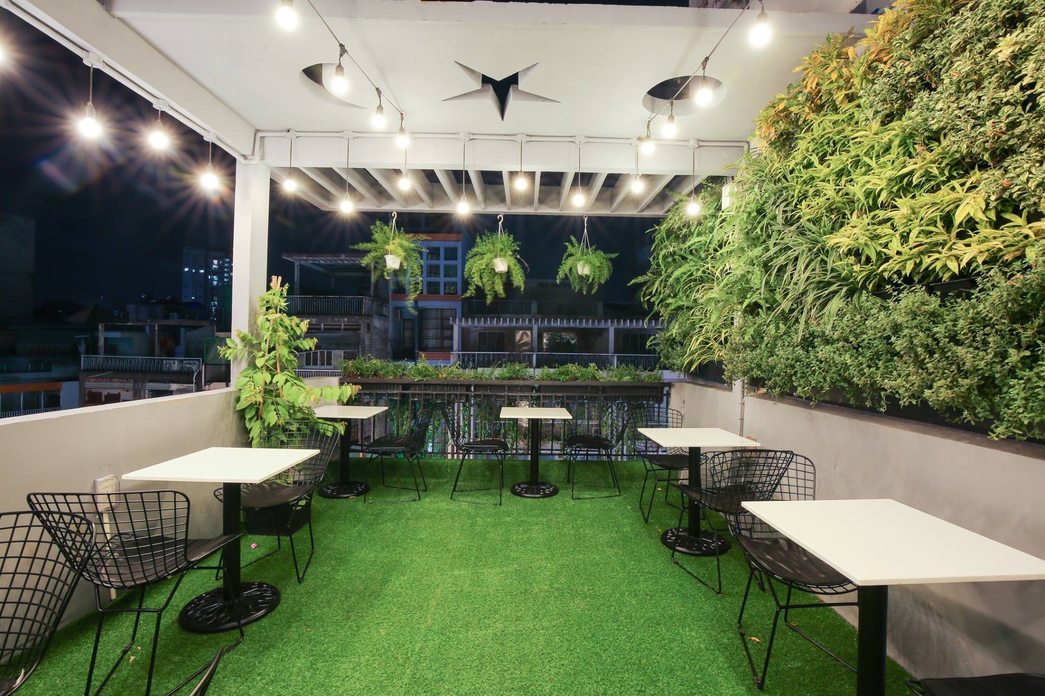 Trang trí quán Cafe tươi mát bằng mãng vườn tường xanh thiên nhiên